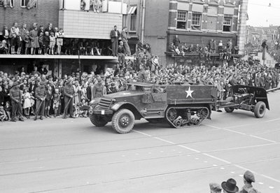 831607 Afbeelding van de Memorial D-Day Parade met militairen van de 3rd Canadian Infantry Division in de Potterstraat ...